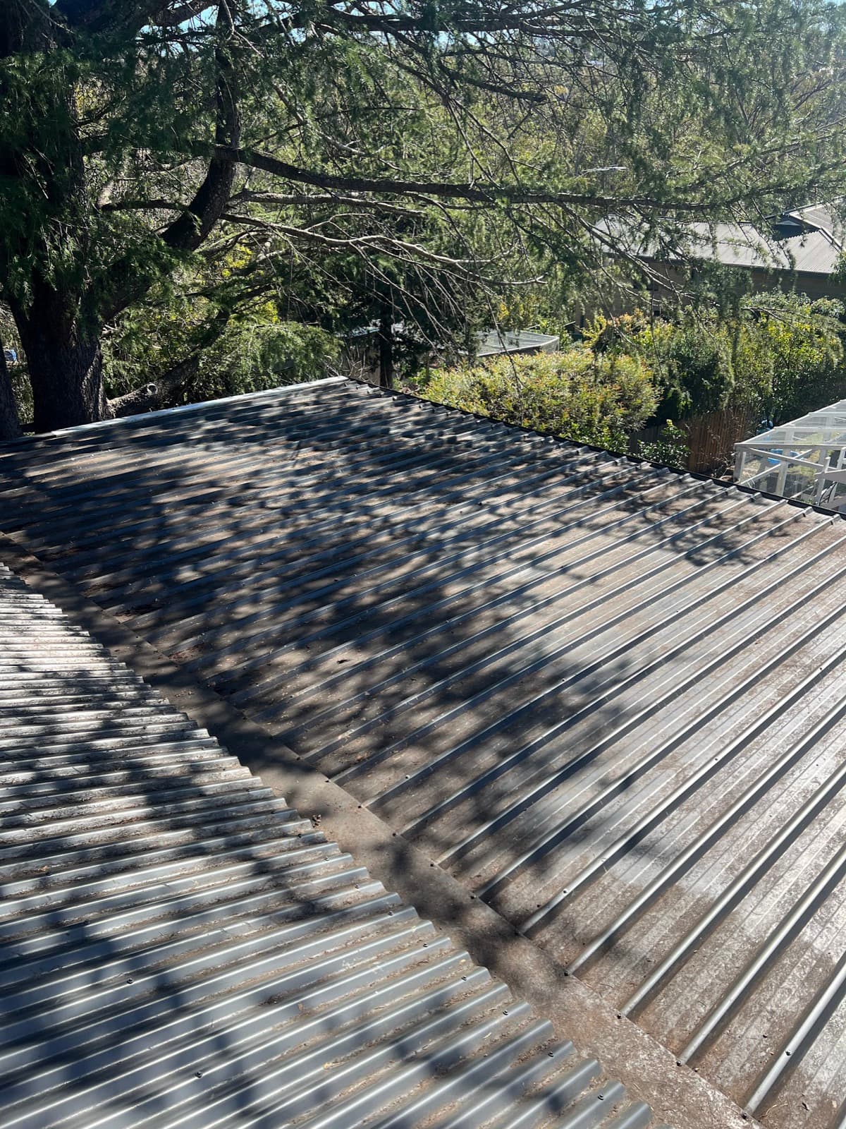 The same roof valley completely clear after vacuum cleaning